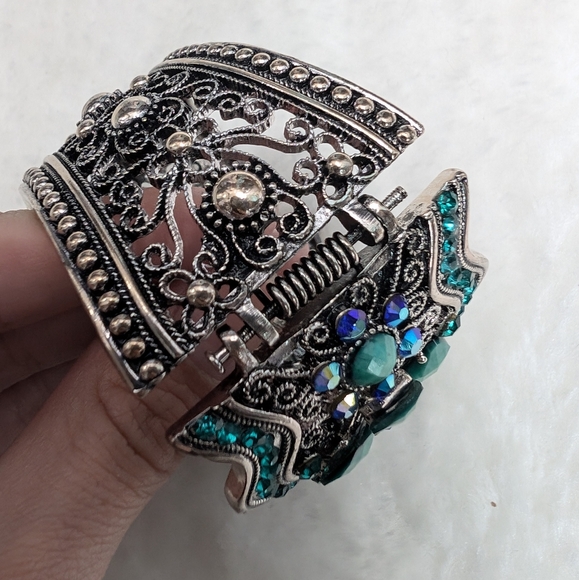 Beautiful Bangle Bracelet Cuff with floral design in rhinestones - Picture 3 of 5